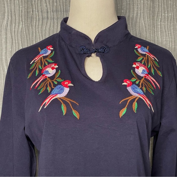 Yuetu bird embroidered keyhole top - Picture 3 of 6